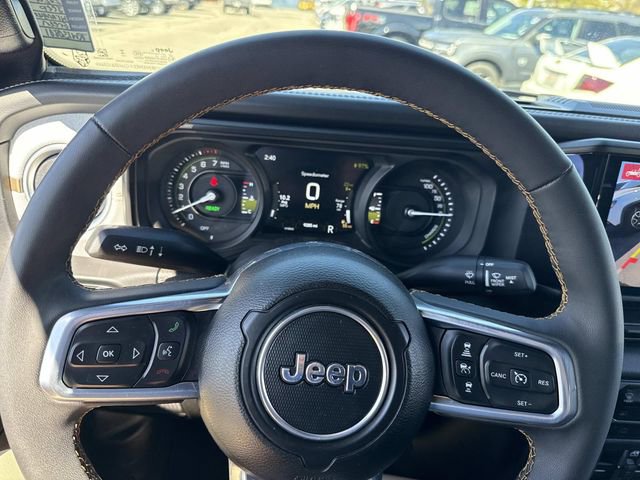 Used 2024 Jeep Wrangler Unlimited Sahara w/ Technology Group AWD/4WD image 33