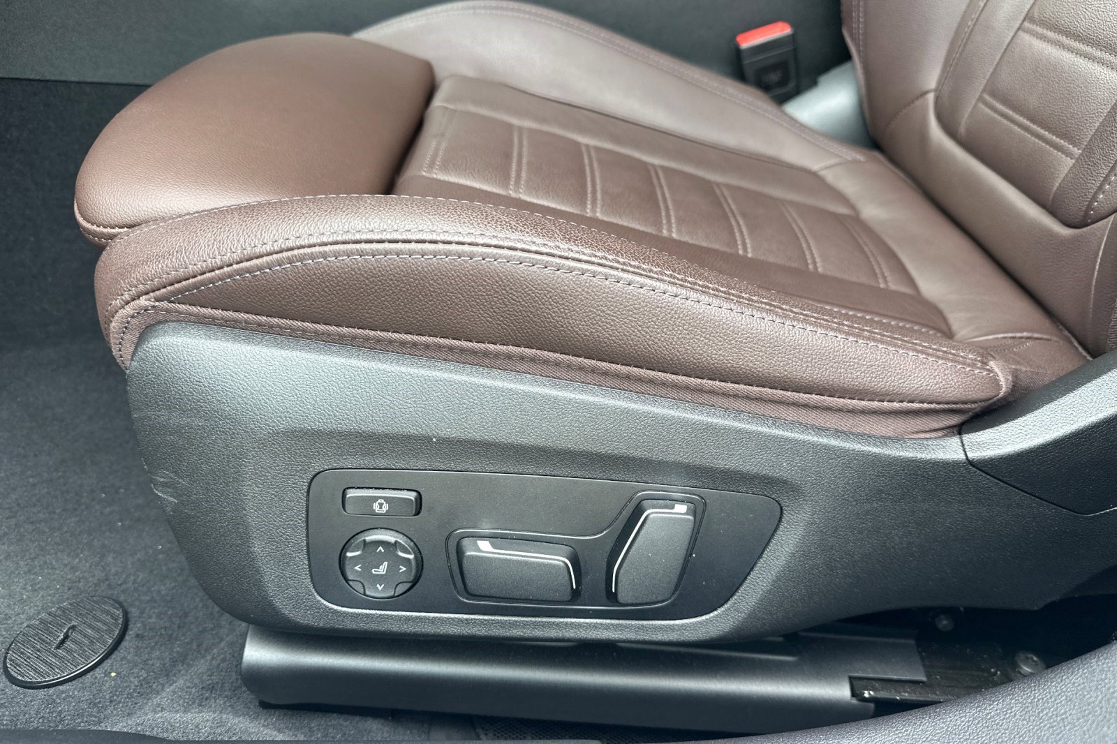 Used 2025 BMW 330i Sedan w/ Premium Package image 14