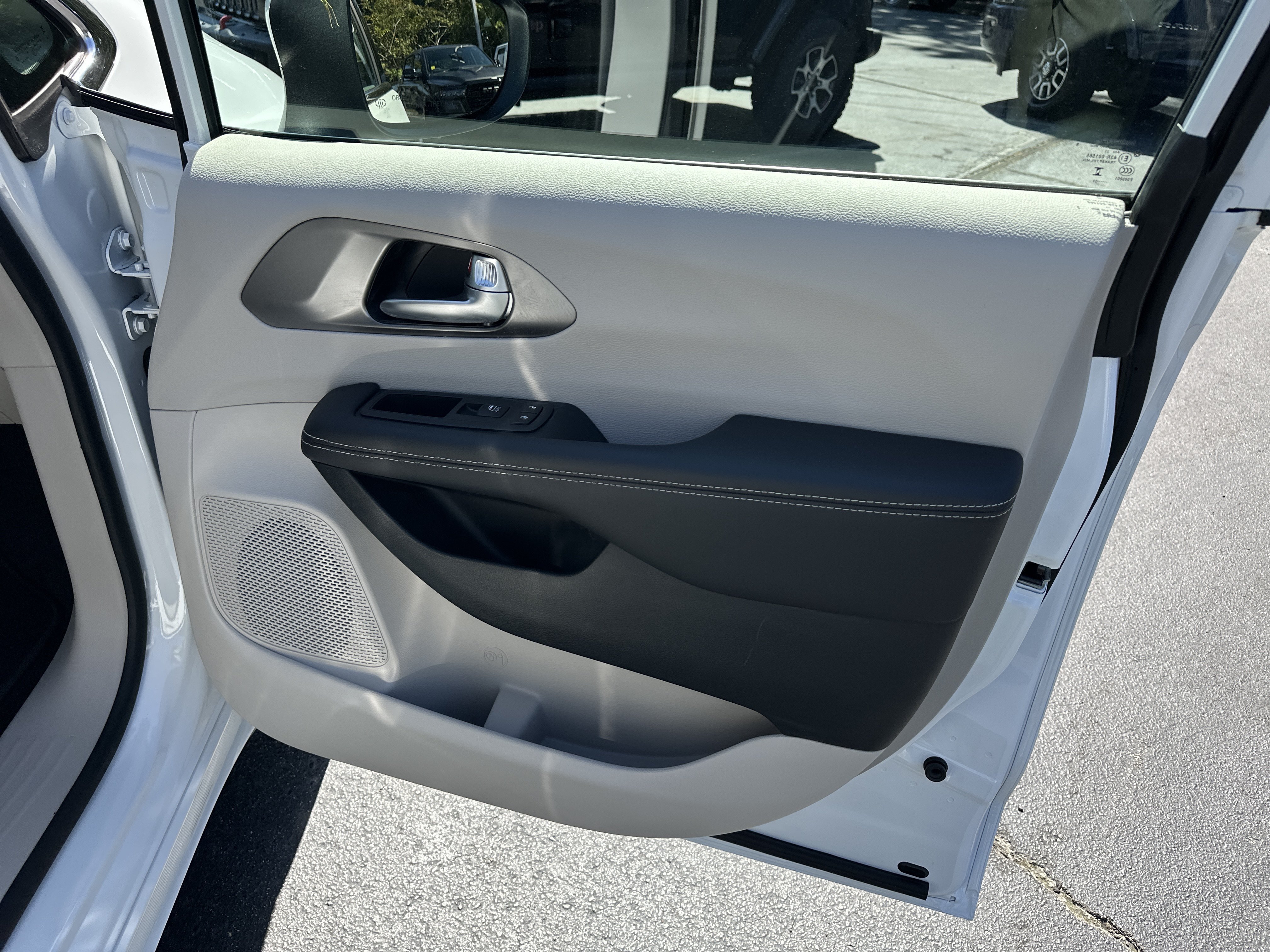 Used 2023 Chrysler Pacifica Touring-L AWD/4WD image 16