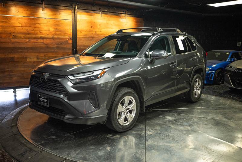 Used 2022 Toyota RAV4 XLE w/ Convenience Package FWD image 2