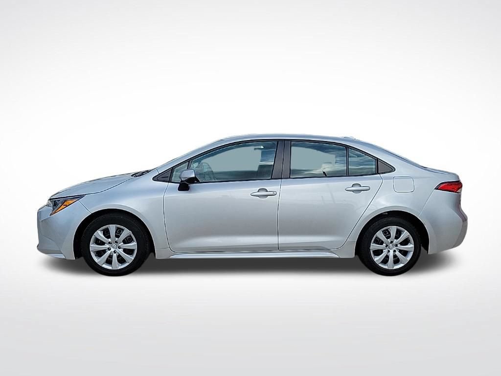 Used 2022 Toyota Corolla LE FWD image 2