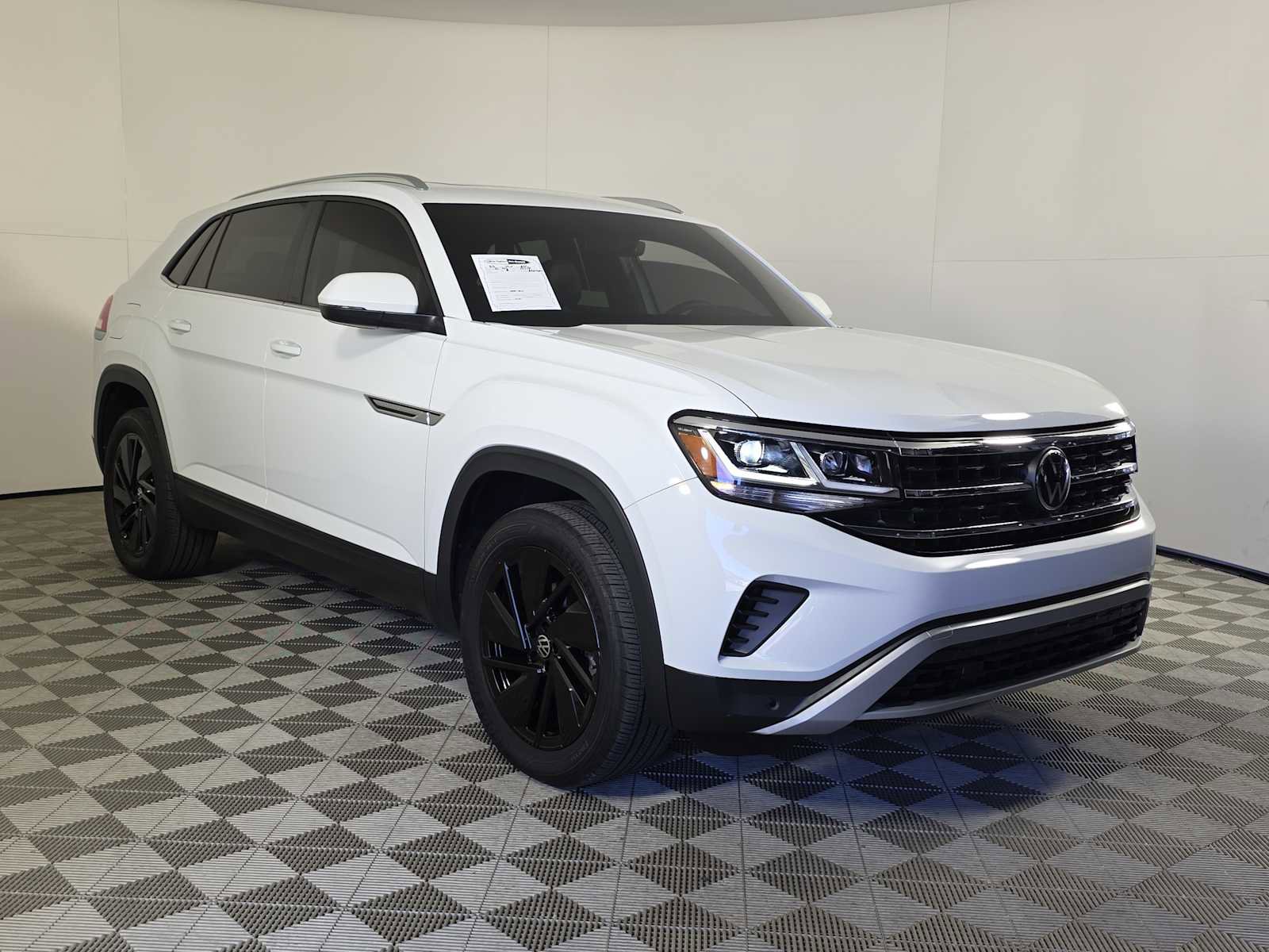 Used 2023 Volkswagen Atlas Cross Sport SE w/ Panoramic Sunroof Package image 1