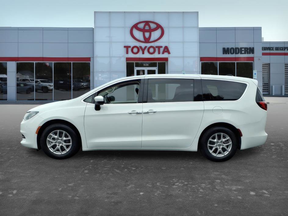 Used 2023 Chrysler Voyager LX FWD image 3