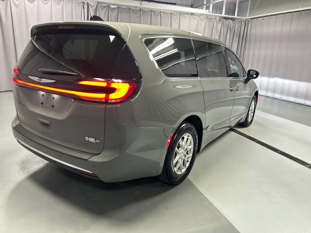 Used 2024 Chrysler Pacifica Touring FWD image 7
