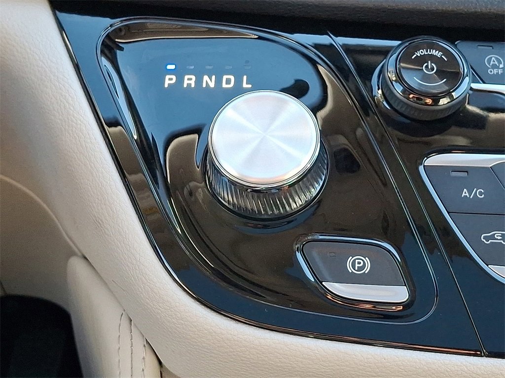 Used 2023 Chrysler Pacifica Limited image 16