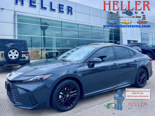 Used 2025 Toyota Camry SE image 1