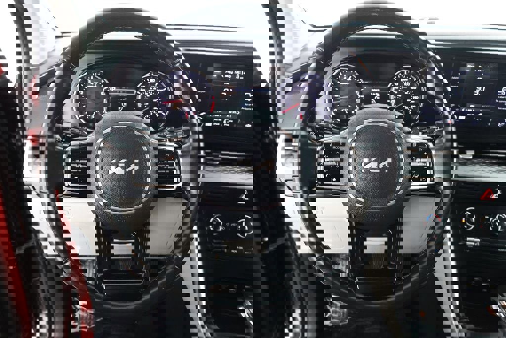 Used 2022 Kia Carnival LX image 13