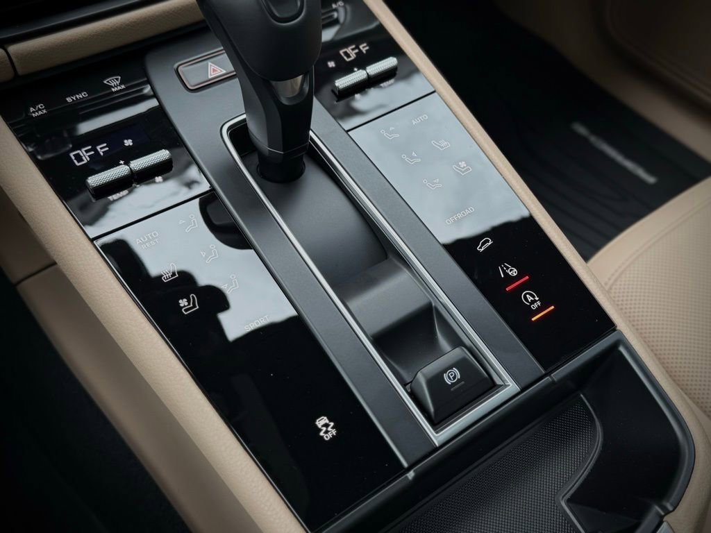 Certified 2025 Porsche Macan image 27