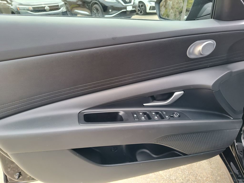 Used 2025 Hyundai Elantra SE image 18