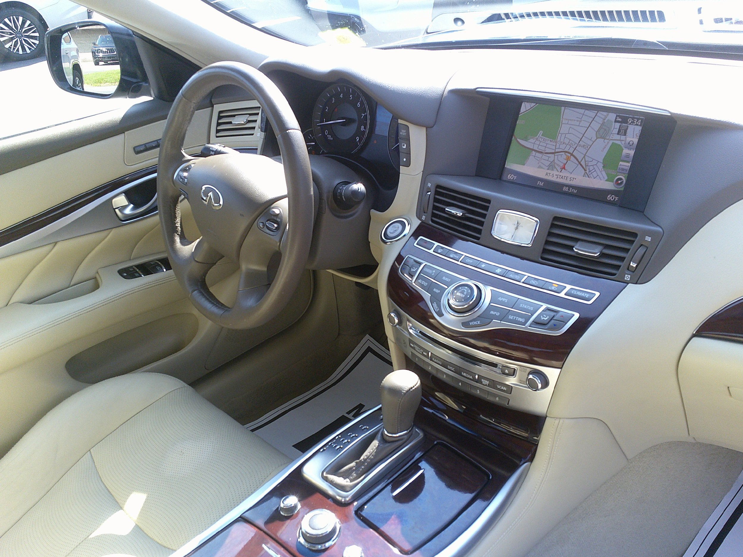 Used 2018 INFINITI Q70 Luxe w/ Cargo Package AWD/4WD image 24