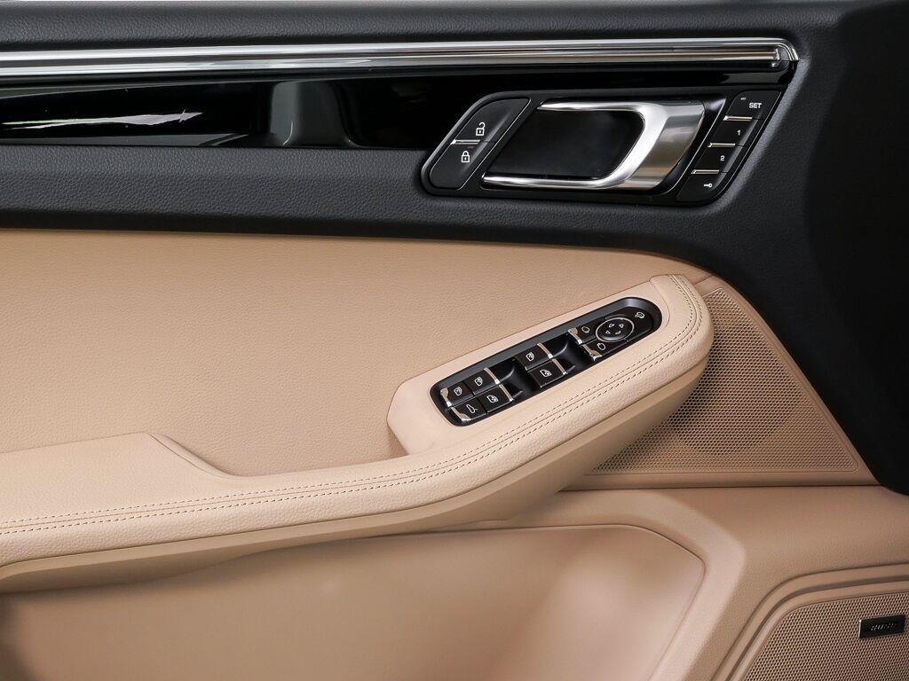 Certified 2026 Porsche Macan Turbo AWD/4WD image 6