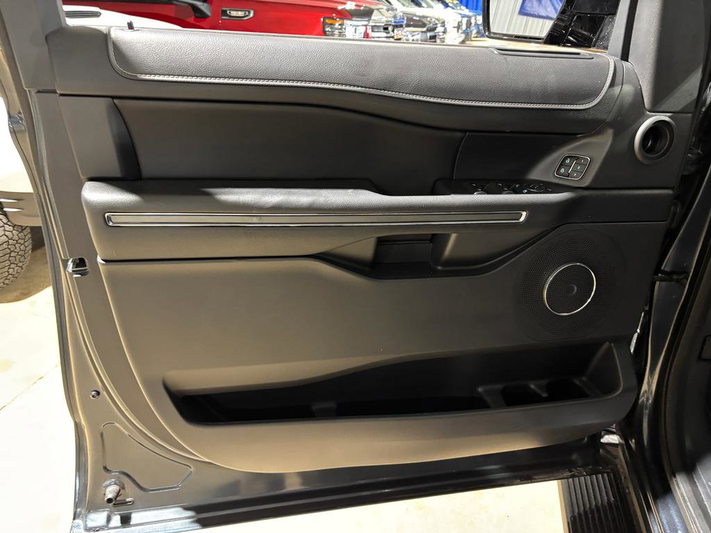 Used 2024 Ford Expedition XLT image 11