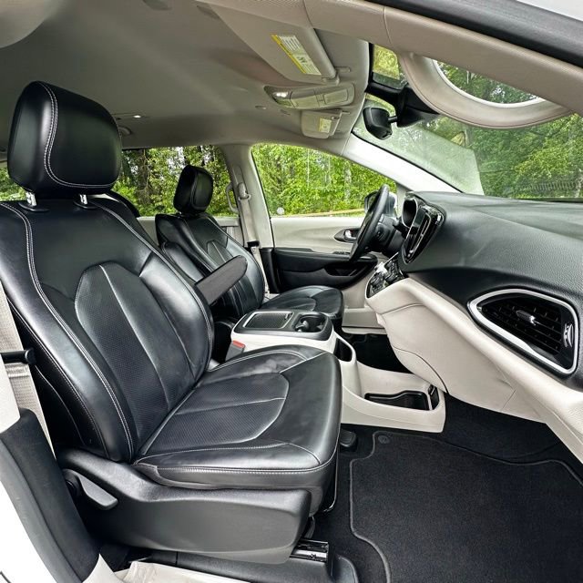 Used 2023 Chrysler Pacifica Touring-L FWD image 22