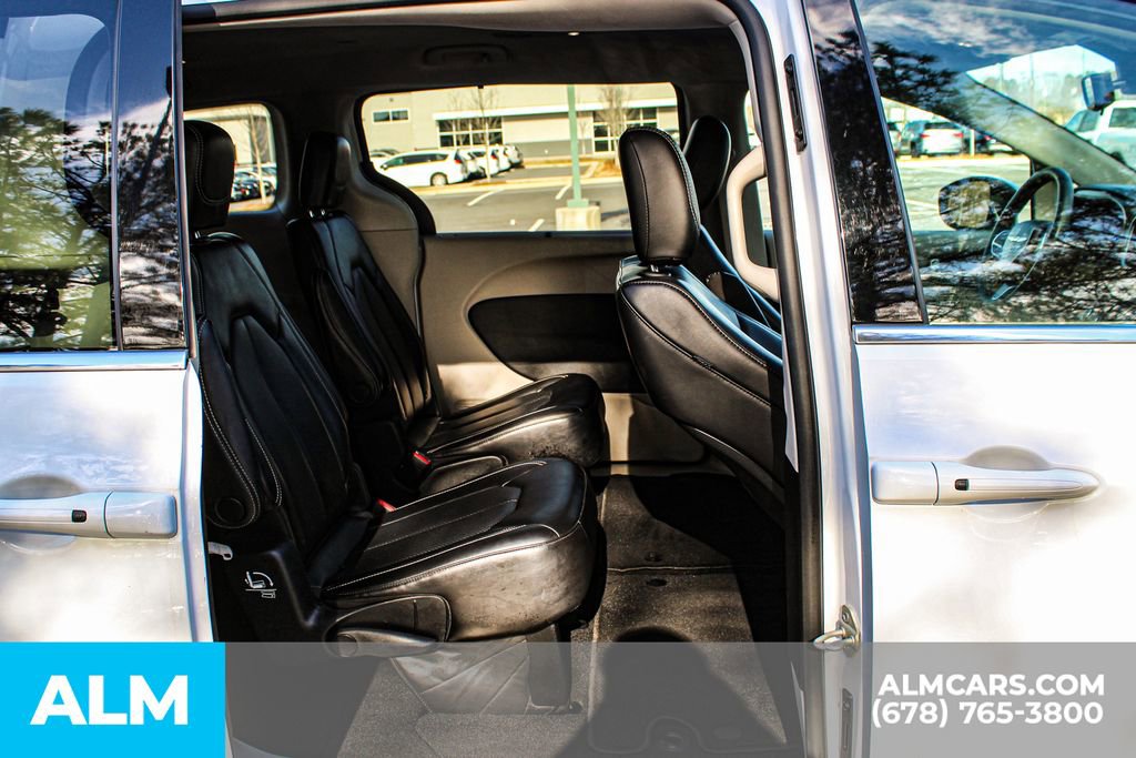 Used 2023 Chrysler Pacifica Touring-L image 22
