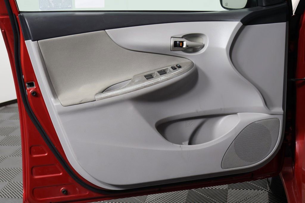 Used 2013 Toyota Corolla LE image 12