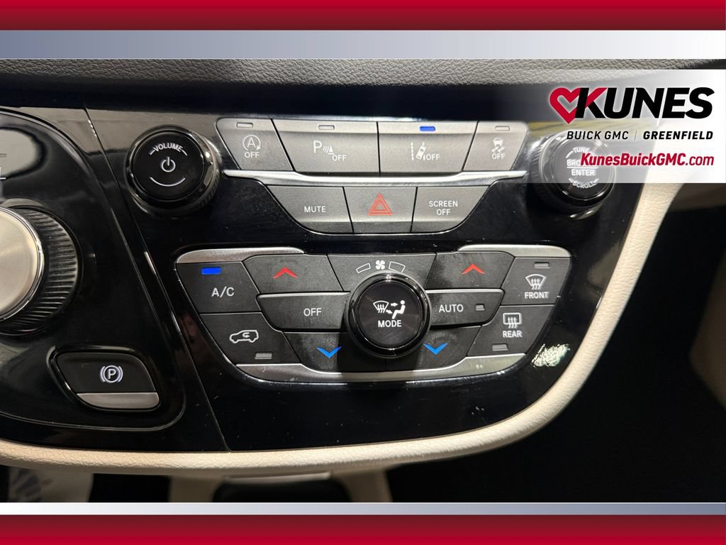 Used 2024 Chrysler Pacifica Touring-L FWD image 28