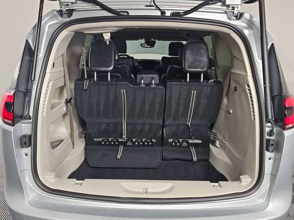 Used 2023 Chrysler Pacifica Touring-L image 15