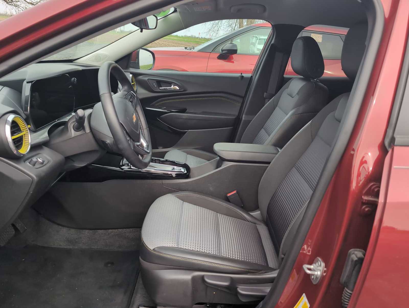 Used 2025 Chevrolet Trax LT w/ Driver Confidence Package image 4