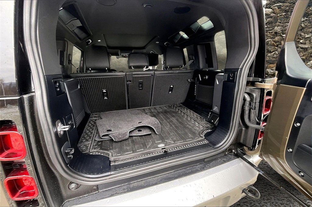 Used 2024 Land Rover Defender 110 SE image 25