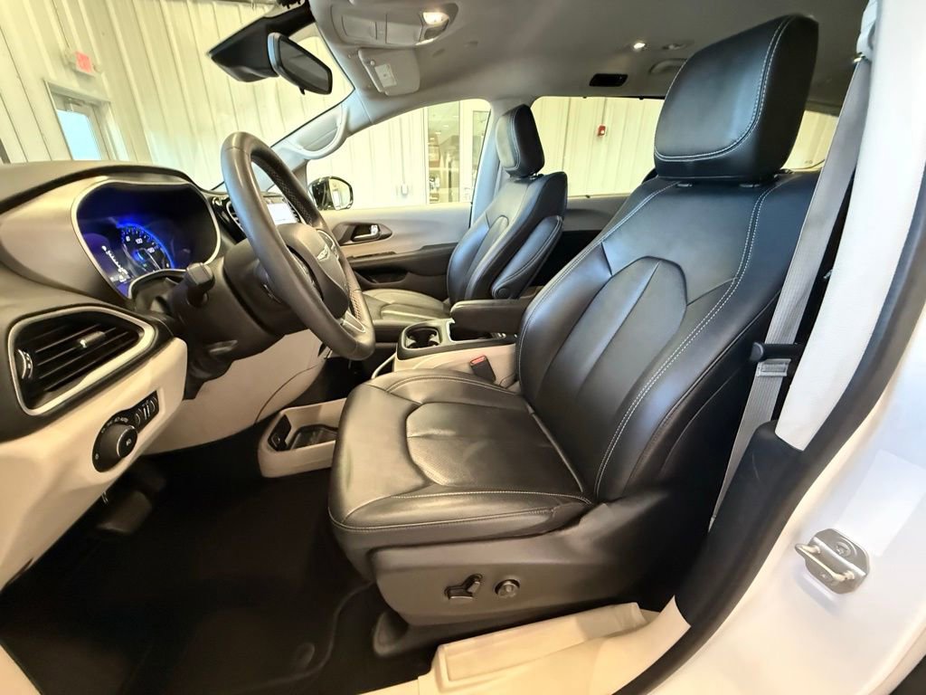 Used 2024 Chrysler Pacifica Touring-L image 21