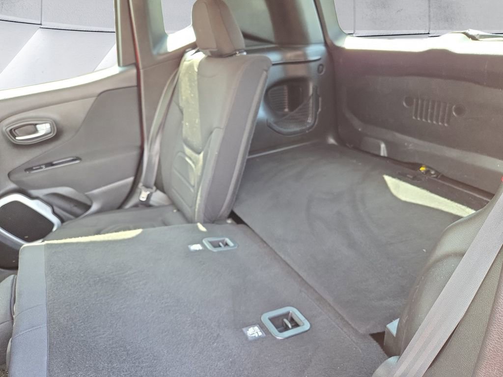 Used 2018 Jeep Renegade Latitude w/ Cold Weather Group image 12