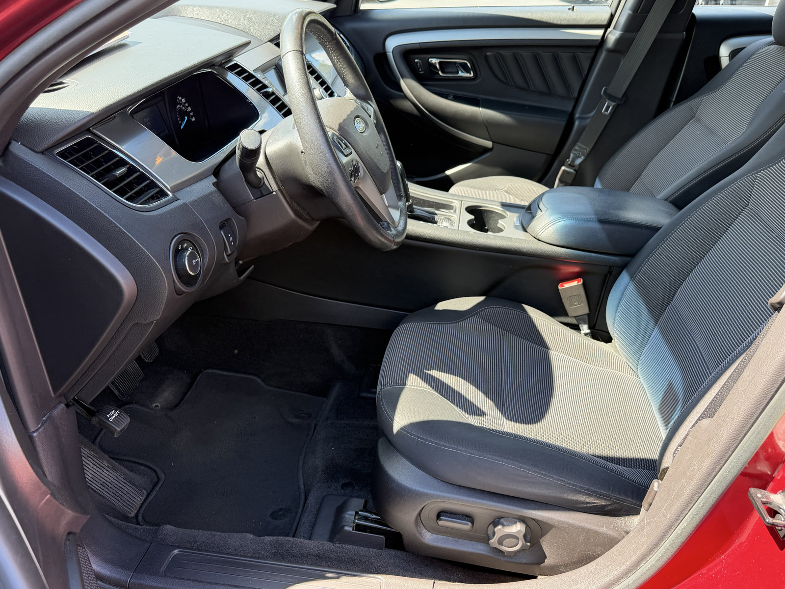 Used 2018 Ford Taurus SEL FWD image 10