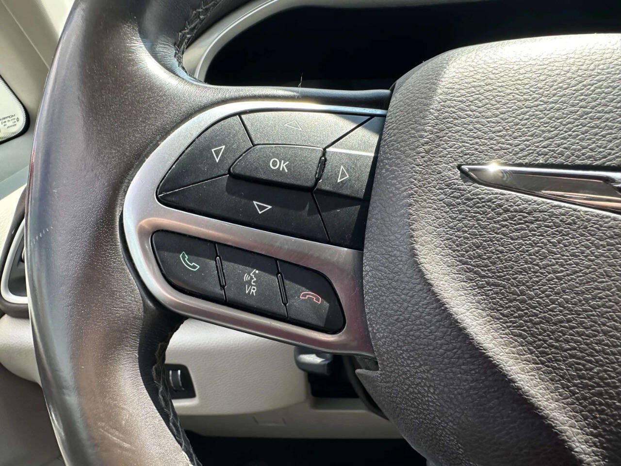 Used 2017 Chrysler Pacifica Touring-L FWD image 24