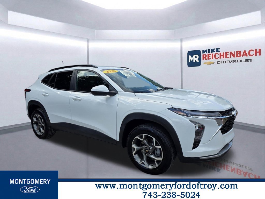 Used 2025 Chevrolet Trax LT FWD image 1