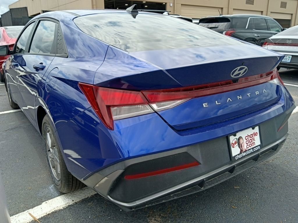 Used 2024 Hyundai Elantra SE FWD image 4