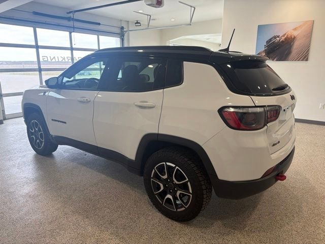 Used 2025 Jeep Compass Trailhawk AWD/4WD image 4