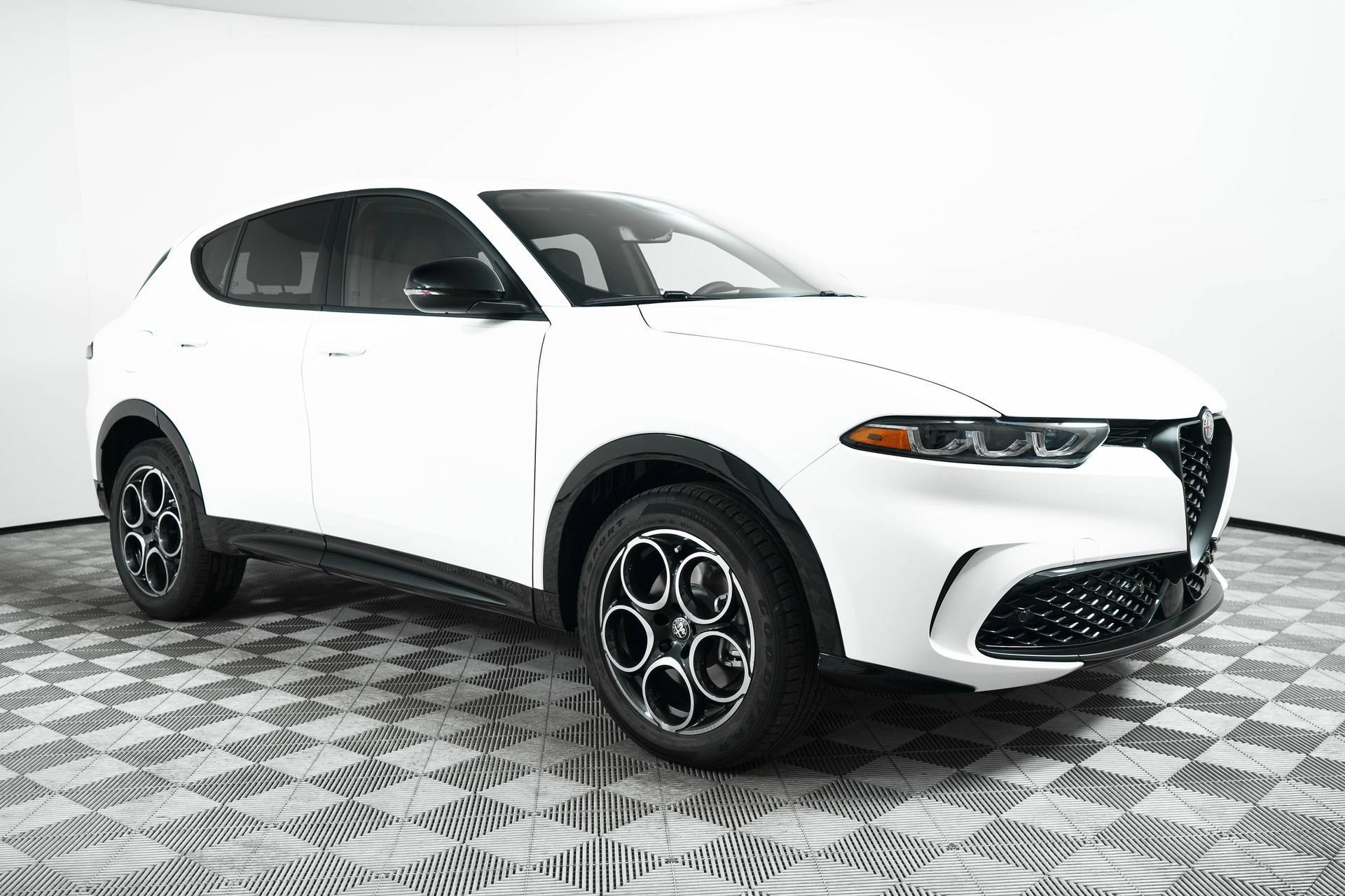 New 2025 Alfa Romeo Tonale AWD/4WD image 1
