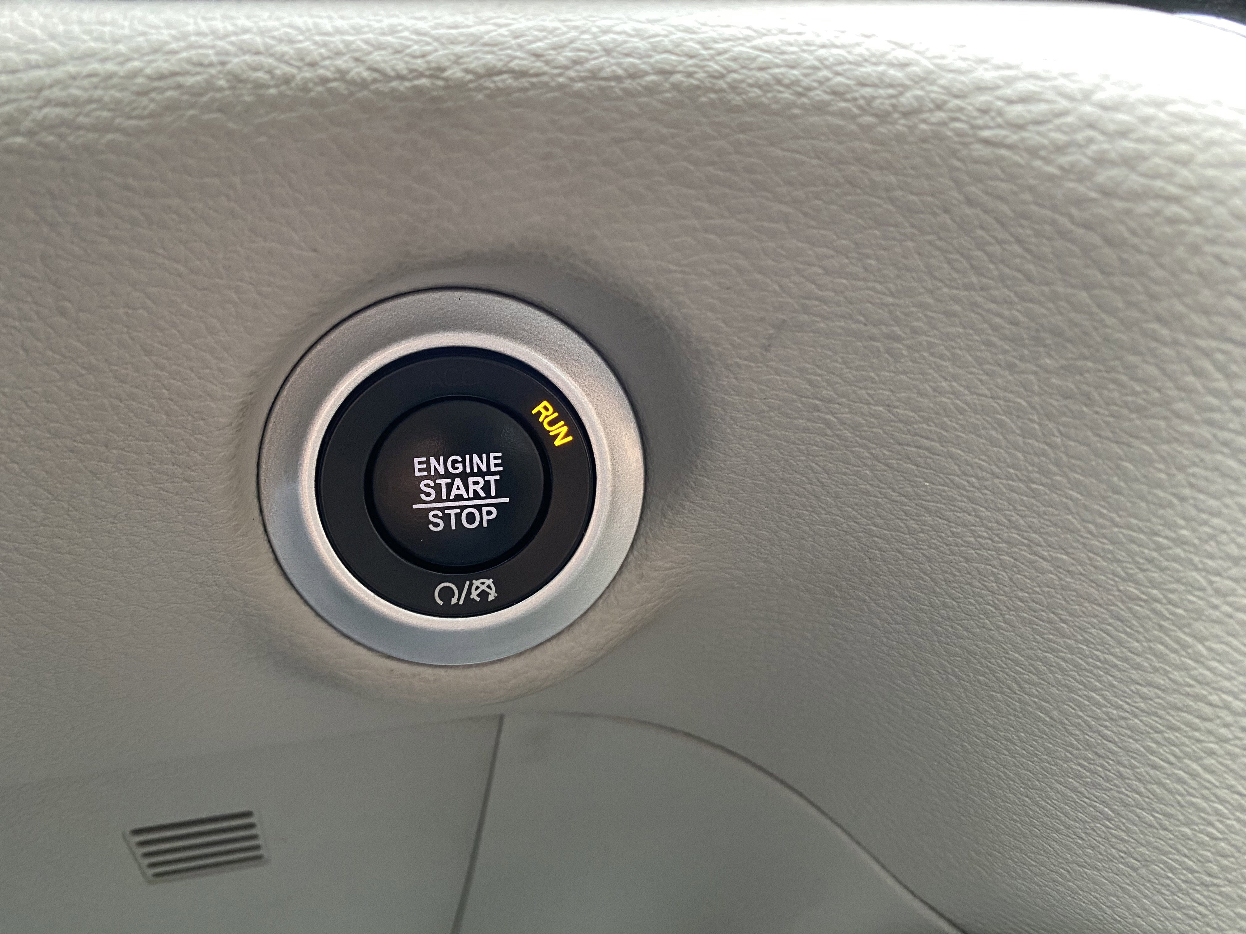 Used 2023 Chrysler Pacifica Limited FWD image 45