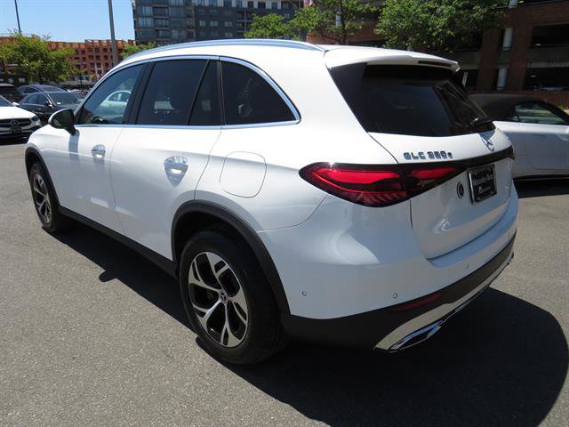 Used 2025 Mercedes-Benz GLC 350e 4MATIC image 2