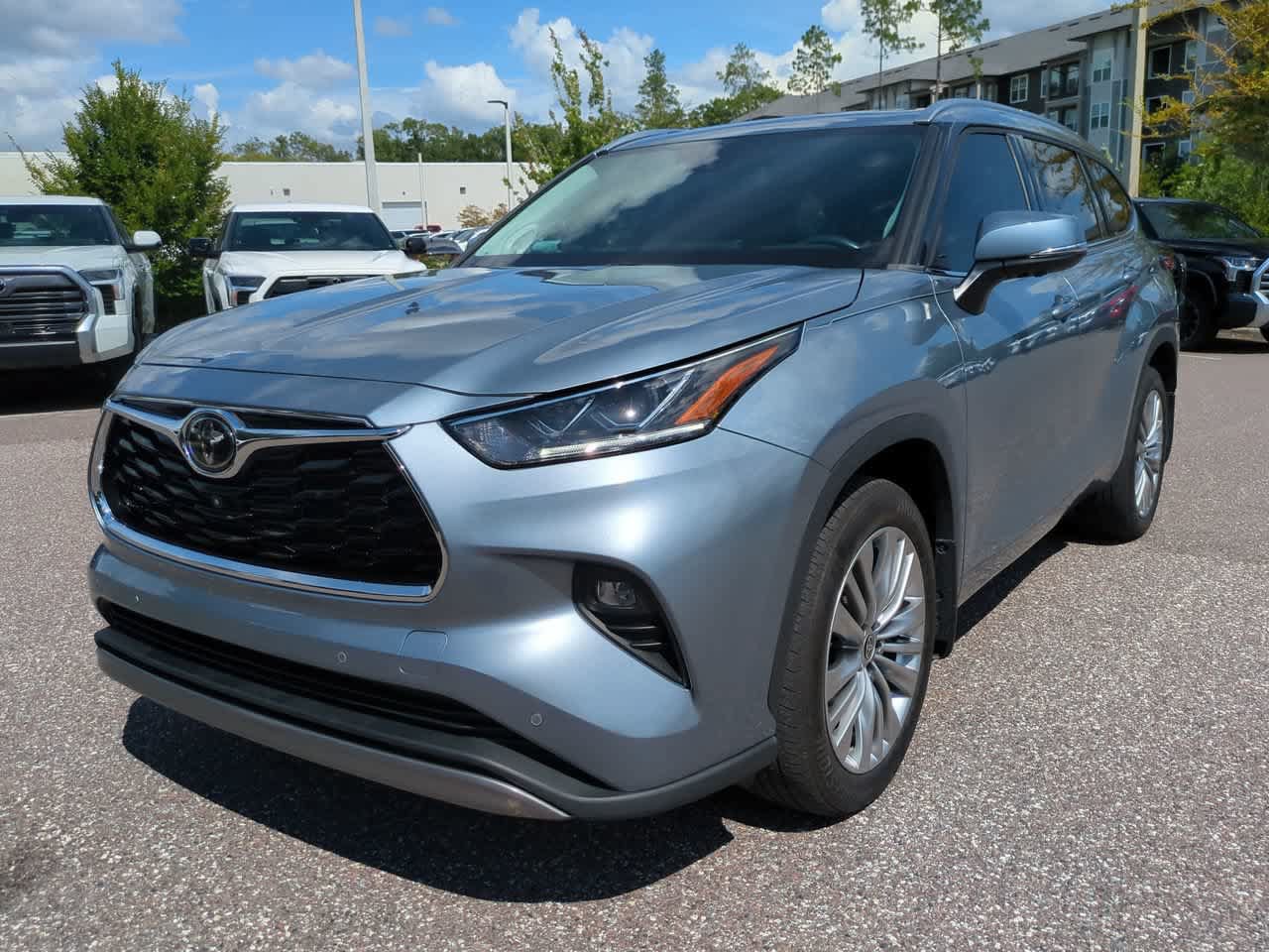 Certified 2024 Toyota Highlander Platinum AWD/4WD image 2