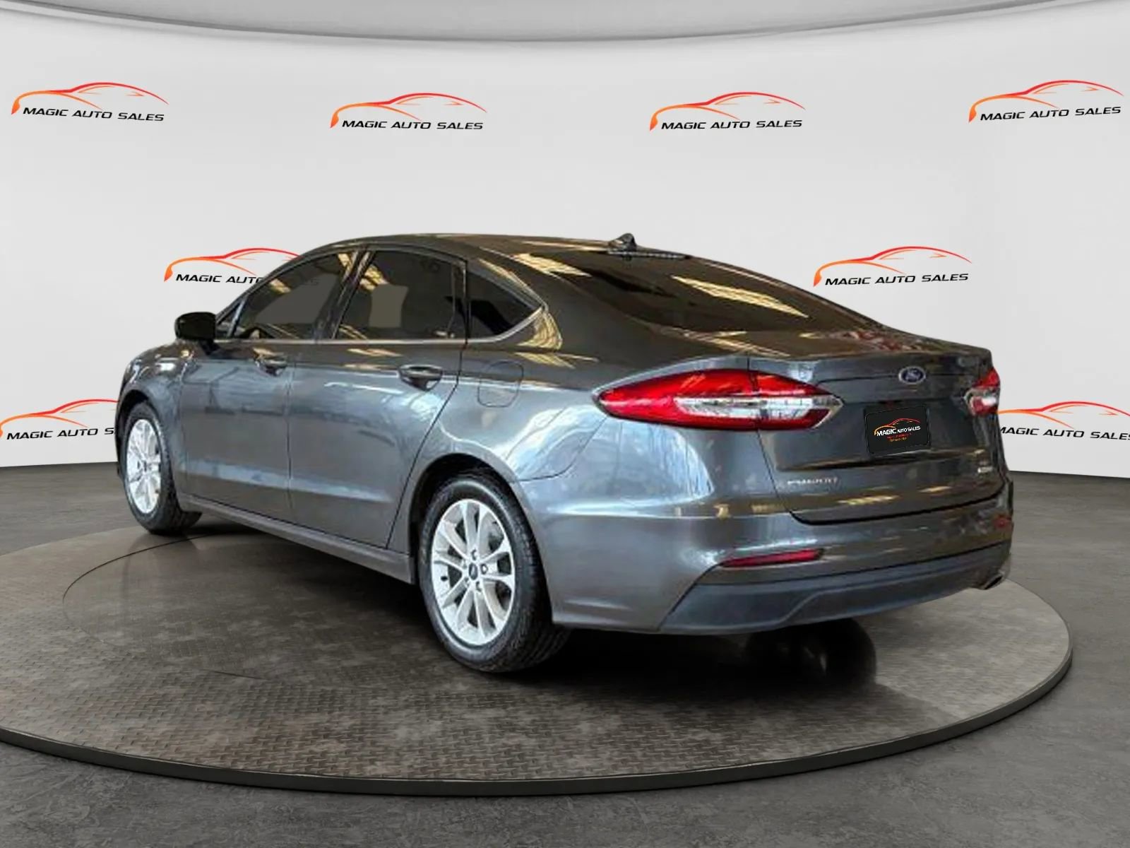 Used 2019 Ford Fusion SE image 4
