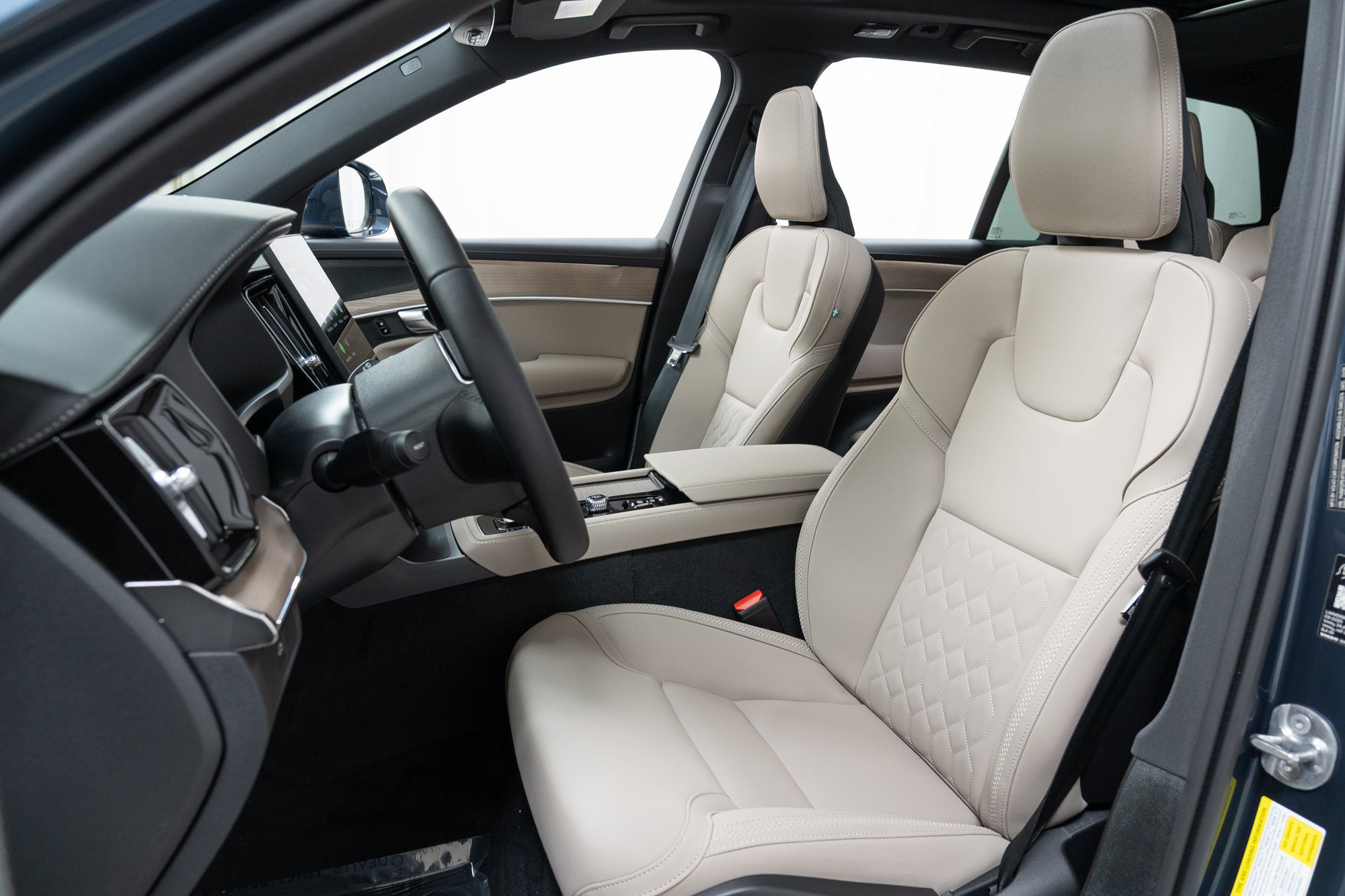 New 2026 Volvo XC90 B5 Plus w/ Protection Package AWD/4WD image 13