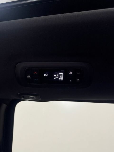 Certified 2024 Chrysler Pacifica Premium FWD image 27