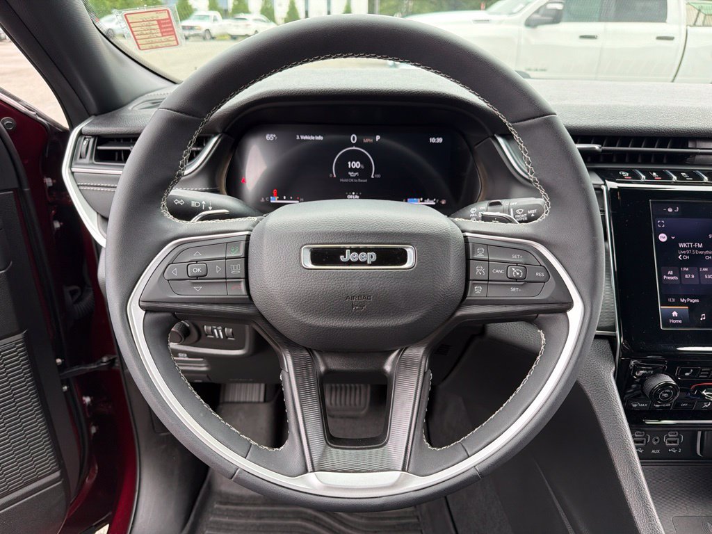 Used 2025 Jeep Grand Cherokee Laredo X w/ Luxury Tech Group I AWD/4WD image 15