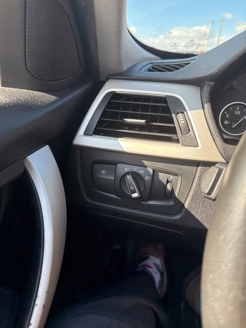 Used 2018 BMW 320i Sedan w/ Convenience Package image 19