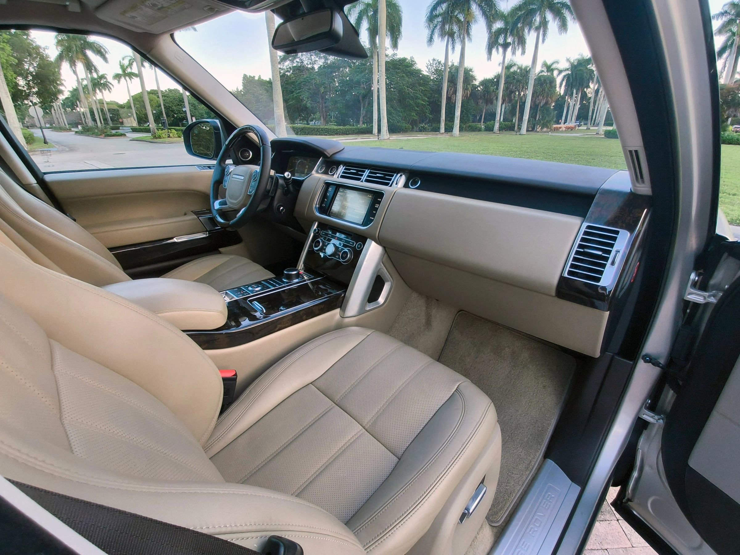 Used 2015 Land Rover Range Rover HSE image 39