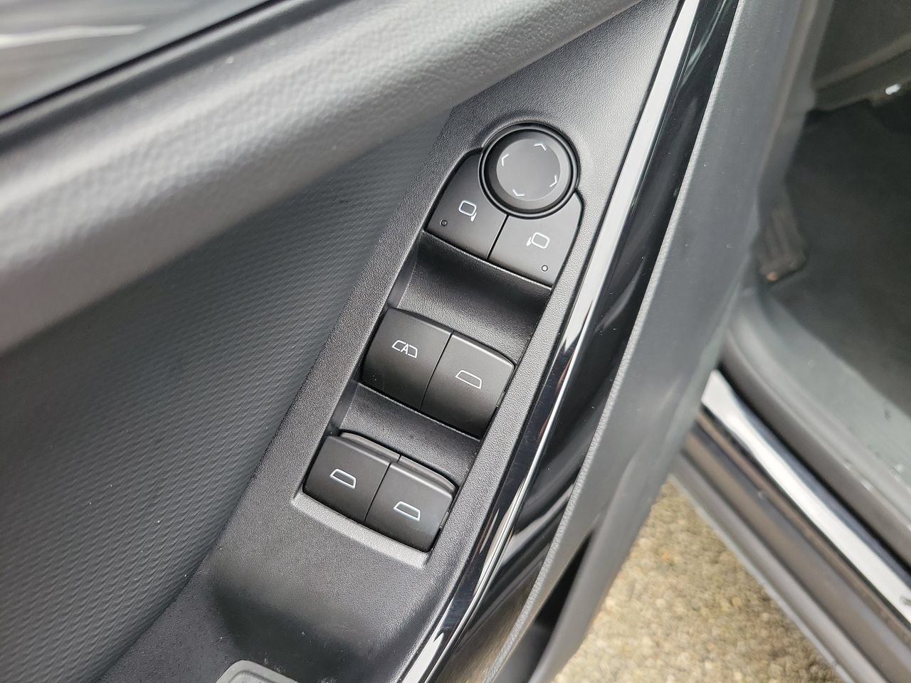 Used 2026 Chevrolet Equinox LT FWD image 13
