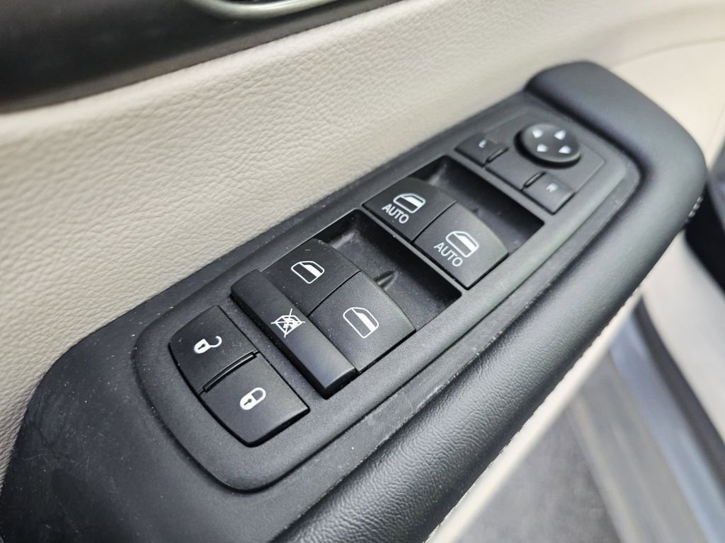 Used 2023 Chrysler Pacifica Touring-L image 28