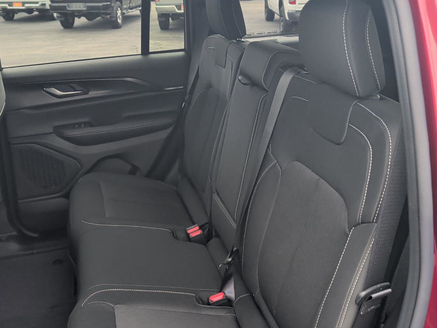 New 2025 Jeep Grand Cherokee Laredo image 9