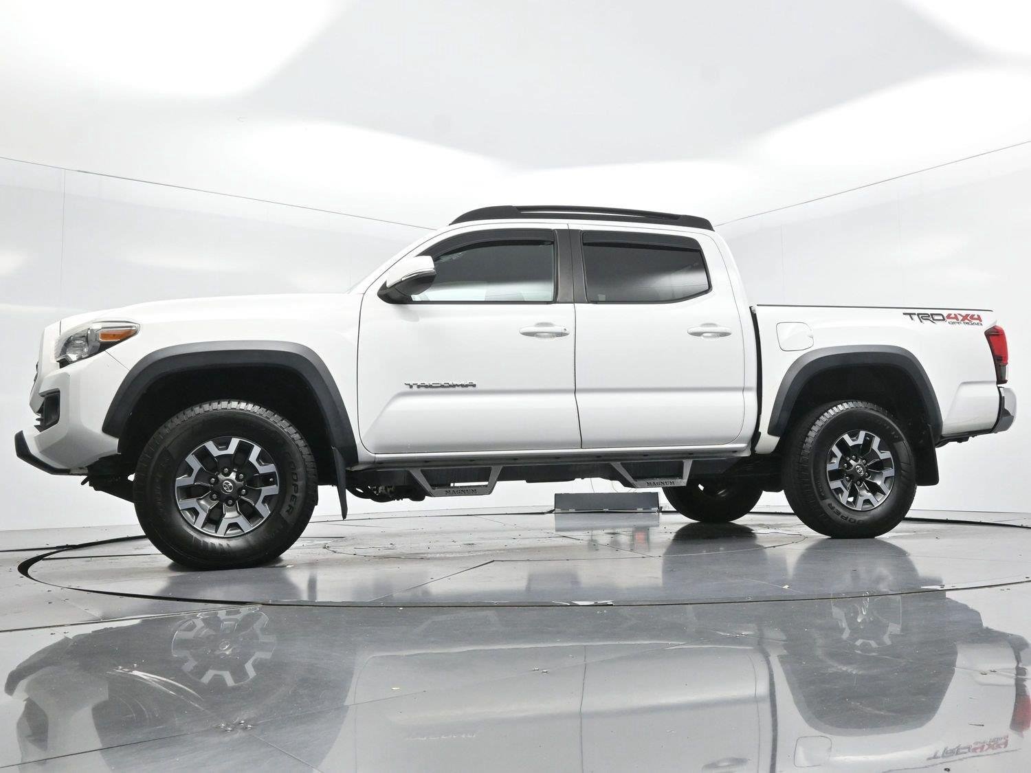 Used 2018 Toyota Tacoma TRD Off-Road AWD/4WD image 45