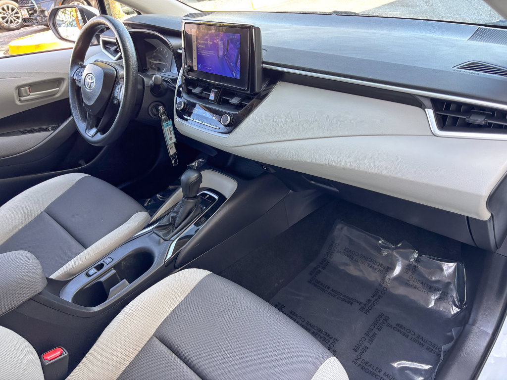 Used 2025 Toyota Corolla LE FWD image 30