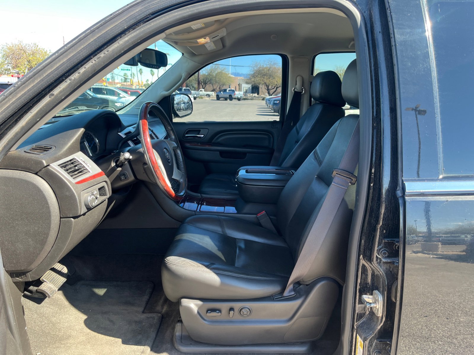 Used 2014 Cadillac Escalade Luxury image 14