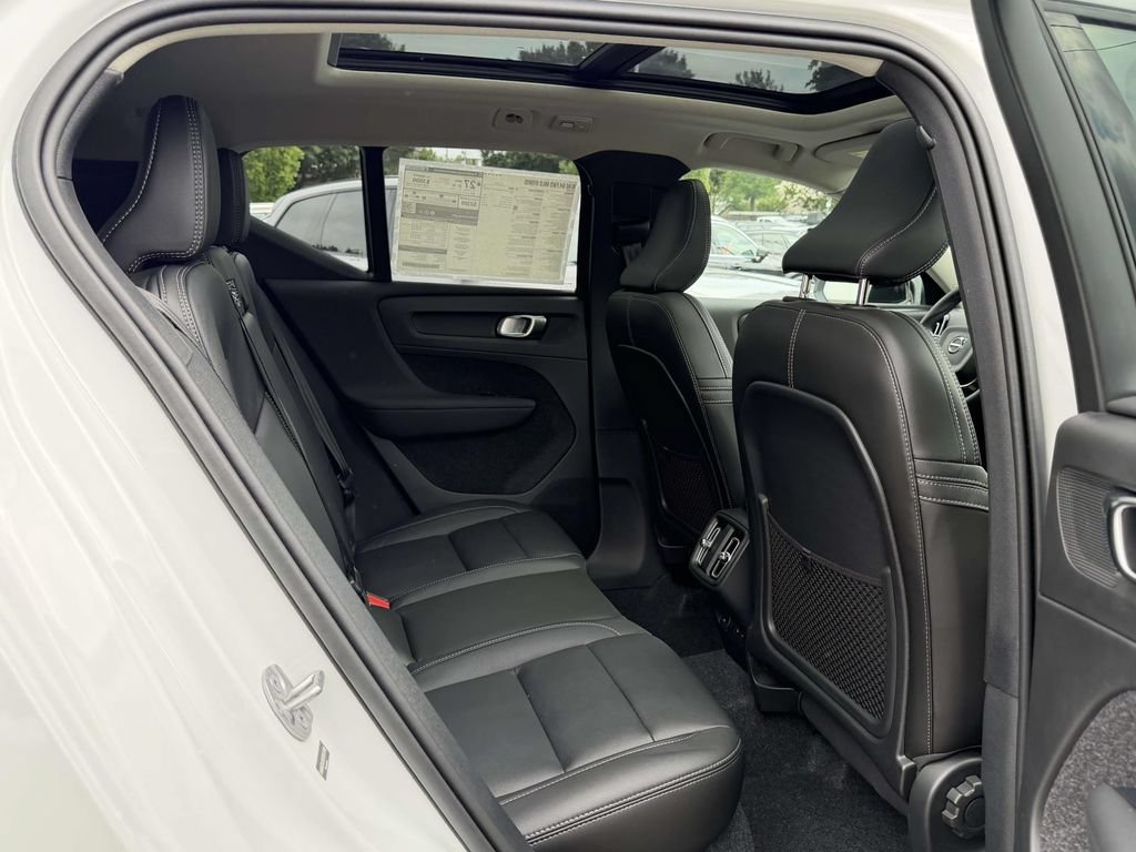 New 2026 Volvo XC40 B4 Core w/ Climate Package FWD image 12