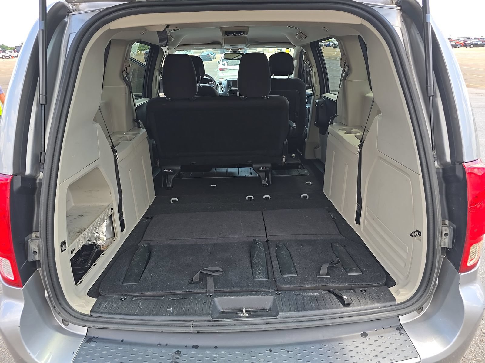 Used 2018 Dodge Grand Caravan SE FWD image 11