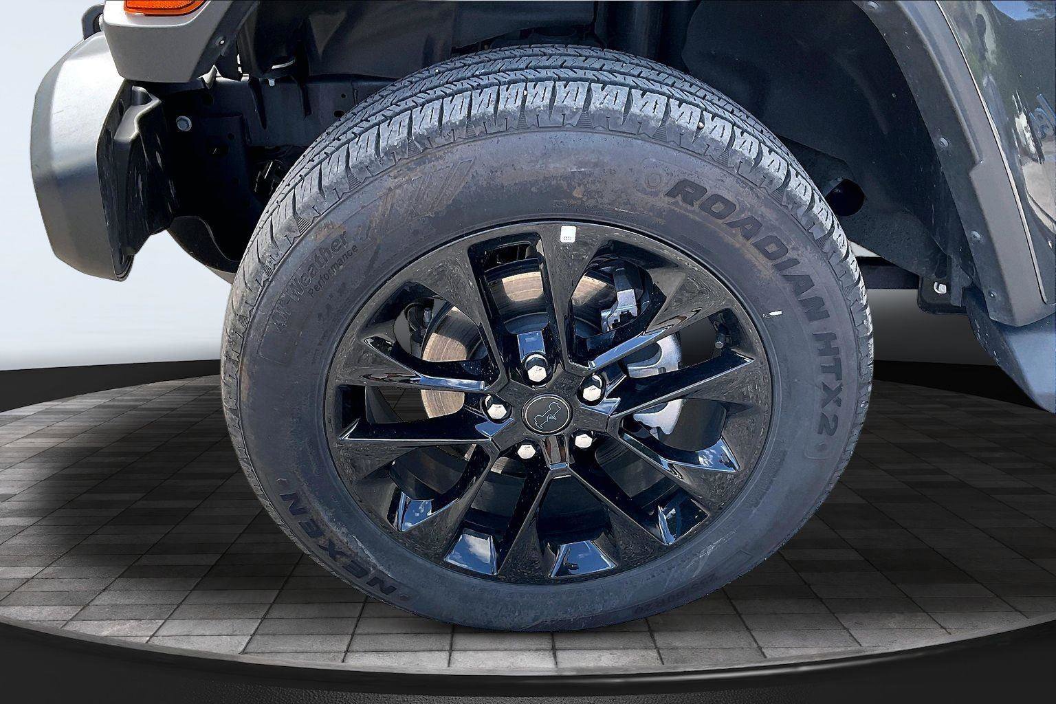 Used 2025 Jeep Wrangler Sahara AWD/4WD image 35