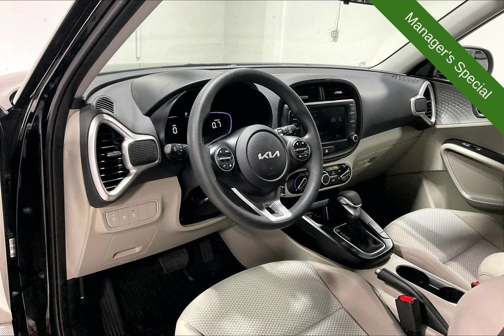 Used 2025 Kia Soul LX w/ LX Technology Package FWD image 16